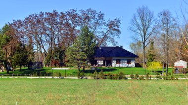 Tek bir aile evi olan banliyö manzarası