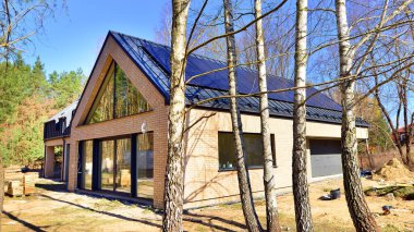 Tek aile evlerinin banliyö mahallesi. Tek kişilik aile evi inşaatı. Modern tasarlanmış tek aile evi yapım aşamasında.