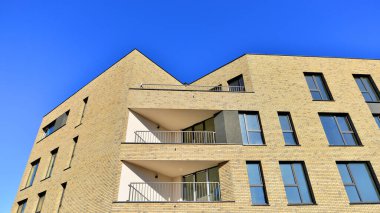 Güneşli bir günde kentsel konut binalarının modern mimarisi. Modern bir apartmanın cephesi.