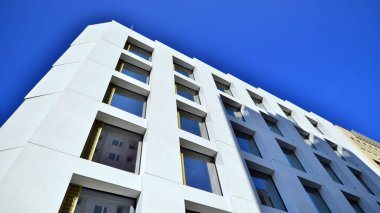 Beton cepheli ve pencereli modern ofis binası. Modern mimari ayrıntılar.