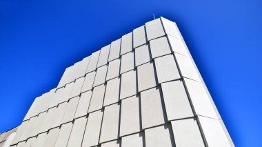 Beton cepheli ve pencereli modern ofis binası. Modern mimari ayrıntılar.