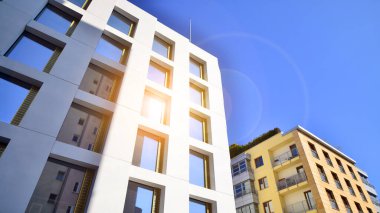 Beton cepheli ve pencereli modern ofis binası. Modern mimari ayrıntılar.