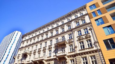 Eski ve yeni mimari bir resimde. 19 - 21 yüzyıl.