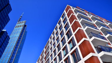 Yeni modern ofis binasının yanında camdan yüzlü modern bir apartman manzarası..