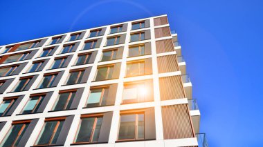 Cam balkonlu yeni apartman. Deniz kenarındaki modern mimari evler. Binanın ön cephesinde büyük camlar var..