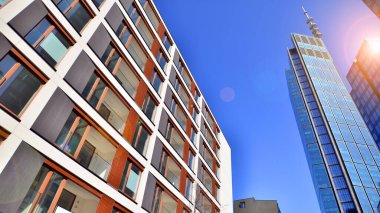 Yeni modern ofis binasının yanında camdan yüzlü modern bir apartman manzarası..