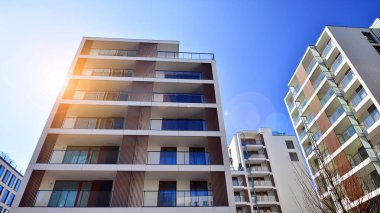 Cam balkonlu yeni apartman. Deniz kenarındaki modern mimari evler. Binanın ön cephesinde büyük camlar var..