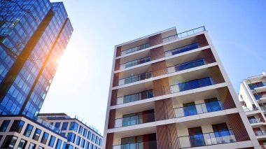 Yeni modern ofis binasının yanında camdan yüzlü modern bir apartman manzarası..