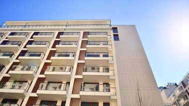 Cam balkonlu yeni apartman. Deniz kenarındaki modern mimari evler. Binanın ön cephesinde büyük camlar var..
