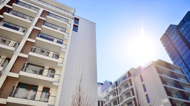 Yeni modern ofis binasının yanında camdan yüzlü modern bir apartman manzarası..