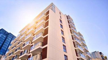 Yeni modern ofis binasının yanında camdan yüzlü modern bir apartman manzarası..