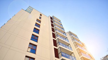 Cam balkonlu yeni apartman. Deniz kenarındaki modern mimari evler. Binanın ön cephesinde büyük camlar var..