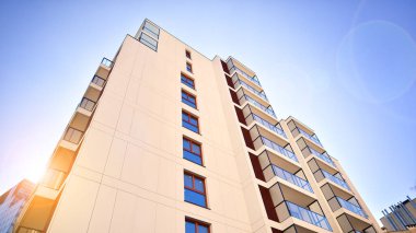 Cam balkonlu yeni apartman. Deniz kenarındaki modern mimari evler. Binanın ön cephesinde büyük camlar var..