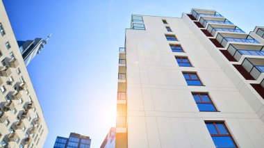 Yeni modern ofis binasının yanında camdan yüzlü modern bir apartman manzarası..