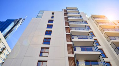 Yeni modern ofis binasının yanında camdan yüzlü modern bir apartman manzarası..