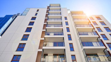 Yeni modern ofis binasının yanında camdan yüzlü modern bir apartman manzarası..