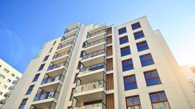 Cam balkonlu yeni apartman. Deniz kenarındaki modern mimari evler. Binanın ön cephesinde büyük camlar var..