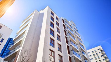 Cam balkonlu yeni apartman. Deniz kenarındaki modern mimari evler. Binanın ön cephesinde büyük camlar var..