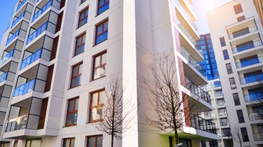 Yeni modern ofis binasının yanında camdan yüzlü modern bir apartman manzarası..