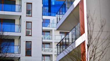 Şehir merkezindeki modern konut mimarisi. Modern apartman binasının mimari detayları. Modern Avrupa konut binası kompleksi.
