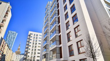 Şehir merkezindeki modern konut mimarisi. Modern apartman binasının mimari detayları. Modern Avrupa konut binası kompleksi.