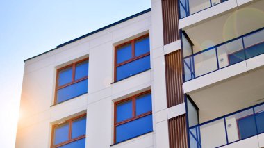 Şehir merkezindeki modern konut mimarisi. Modern apartman binasının mimari detayları. Modern Avrupa konut binası kompleksi.