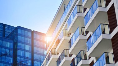 Yeni modern ofis binasının yanında camdan yüzlü modern bir apartman manzarası..