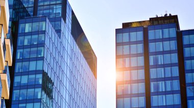 Avrupa modern ofis mimarisi. Mavi gökyüzüne karşı modern gökdelenlerin görüntüsü. Şehir merkezindeki iş binalarına bakıyorum..