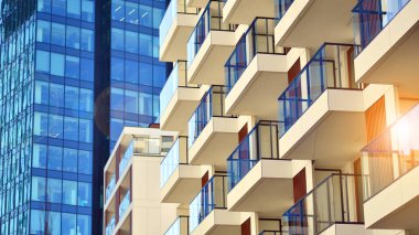 Yeni modern ofis binasının yanında camdan yüzlü modern bir apartman manzarası..