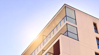 Şehir merkezindeki modern konut mimarisi. Modern apartman binasının mimari detayları. Modern Avrupa konut binası kompleksi.