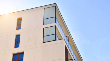 Şehir merkezindeki modern konut mimarisi. Modern apartman binasının mimari detayları. Modern Avrupa konut binası kompleksi.