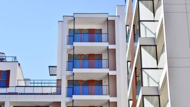 Şehir merkezindeki modern konut mimarisi. Modern apartman binasının mimari detayları. Modern Avrupa konut binası kompleksi.