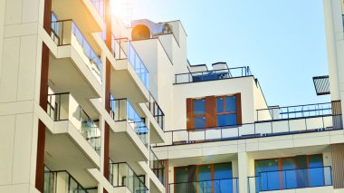 Şehir merkezindeki modern konut mimarisi. Modern apartman binasının mimari detayları. Modern Avrupa konut binası kompleksi.