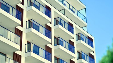 Şehir merkezindeki modern konut mimarisi. Modern apartman binasının mimari detayları. Modern Avrupa konut binası kompleksi.