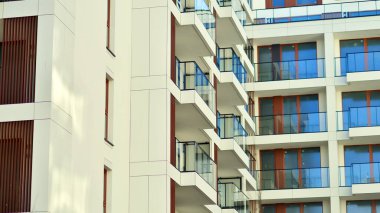 Şehir merkezindeki modern konut mimarisi. Modern apartman binasının mimari detayları. Modern Avrupa konut binası kompleksi.