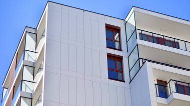 Şehir merkezindeki modern konut mimarisi. Modern apartman binasının mimari detayları. Modern Avrupa konut binası kompleksi.