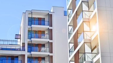 Şehir merkezindeki modern konut mimarisi. Modern apartman binasının mimari detayları. Modern Avrupa konut binası kompleksi.