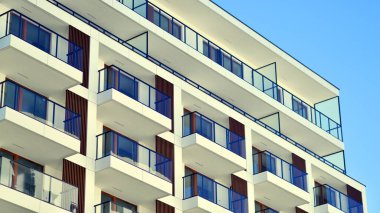 Şehir merkezindeki modern konut mimarisi. Modern apartman binasının mimari detayları. Modern Avrupa konut binası kompleksi.