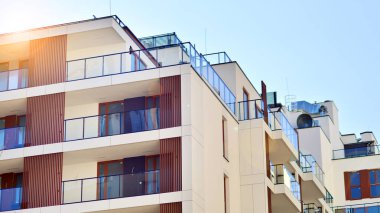 Şehir merkezindeki modern konut mimarisi. Modern apartman binasının mimari detayları. Modern Avrupa konut binası kompleksi.
