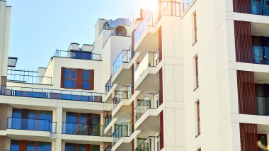 Şehir merkezindeki modern konut mimarisi. Modern apartman binasının mimari detayları. Modern Avrupa konut binası kompleksi.