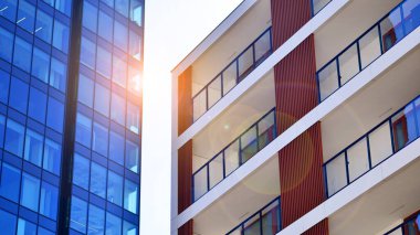 Yeni modern ofis binasının yanında camdan yüzlü modern bir apartman manzarası..