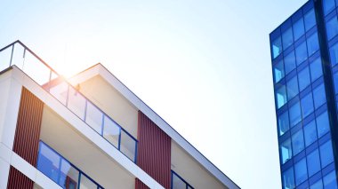 Yeni modern ofis binasının yanında camdan yüzlü modern bir apartman manzarası..