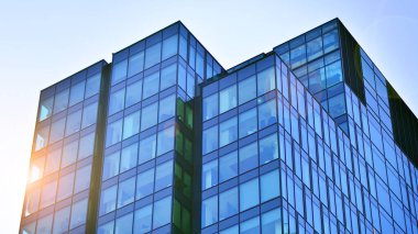 Avrupa modern ofis mimarisi. Mavi gökyüzüne karşı modern gökdelenlerin görüntüsü. Şehir merkezindeki iş binalarına bakıyorum..