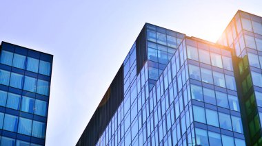 Avrupa modern ofis mimarisi. Mavi gökyüzüne karşı modern gökdelenlerin görüntüsü. Şehir merkezindeki iş binalarına bakıyorum..
