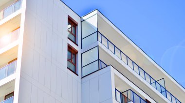 Şehir merkezindeki modern konut mimarisi. Modern apartman binasının mimari detayları. Modern Avrupa konut binası kompleksi.