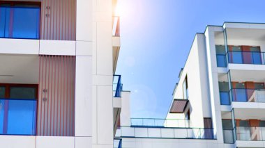 Şehir merkezindeki modern konut mimarisi. Modern apartman binasının mimari detayları. Modern Avrupa konut binası kompleksi.