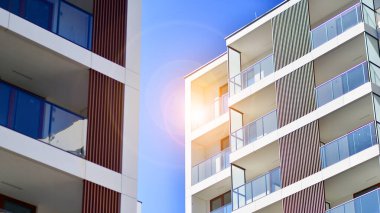 Şehir merkezindeki modern konut mimarisi. Modern apartman binasının mimari detayları. Modern Avrupa konut binası kompleksi.