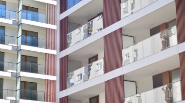 Şehir merkezindeki modern konut mimarisi. Modern apartman binasının mimari detayları. Modern Avrupa konut binası kompleksi.