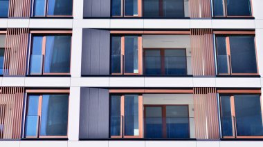 Şehir merkezindeki modern konut mimarisi. Modern apartman binasının mimari detayları. Modern Avrupa konut binası kompleksi.