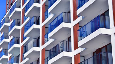 Şehir merkezindeki modern konut mimarisi. Modern apartman binasının mimari detayları. Modern Avrupa konut binası kompleksi.